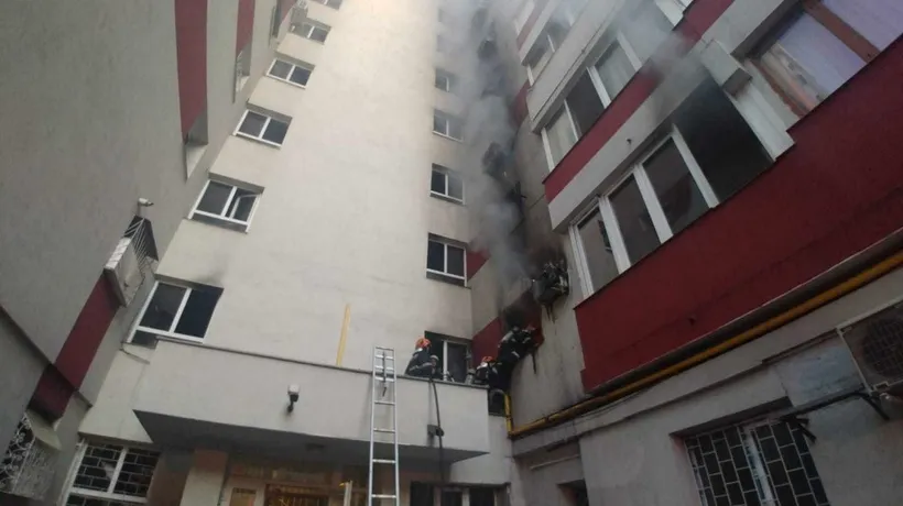 Incendiu într-un bloc din Capitală. O adolescentă dusă la spital și șapte persoane evacuate
