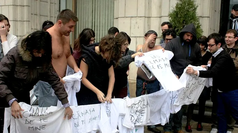 Protest în pielea goală la Ministerul de Finanțe. GALERIE FOTO