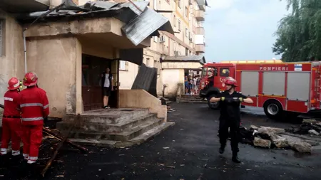 Furtună la Craiova: Copaci căzuți, acoperișuri smulse de vânt