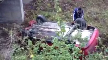 A căzut cu mașina într-o râpă, a zăcut inconștient trei ore, iar apoi a sunat la 112