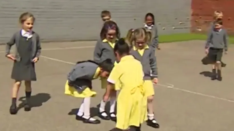 Momentul emoționant în care o fetiță cu piciorul amputat ajunge din nou la școală. VIDEO