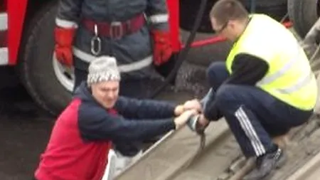 O mașină de Poliție s-a răsturnat în timpul descinderilor la hoții de carburant. FOTO