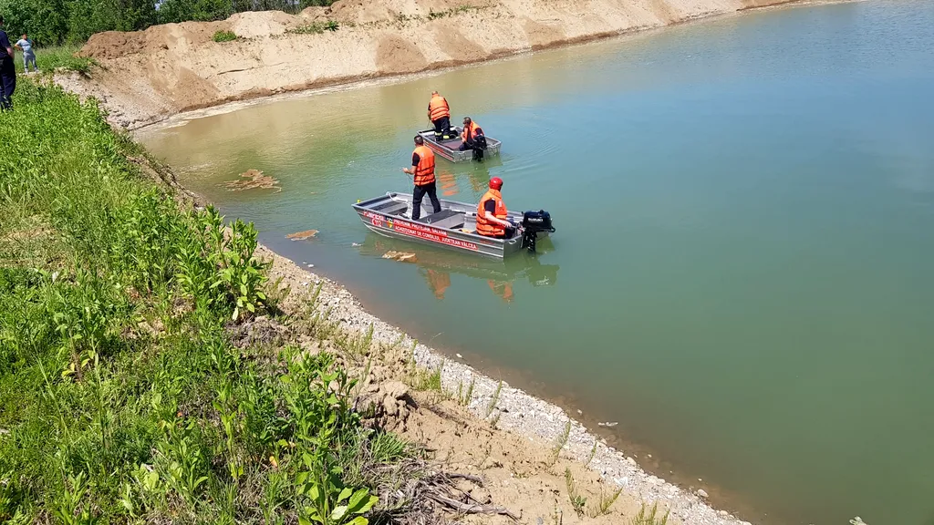VIDEO | Doi frați au murit, după ce au căzut într-o baltă adâncă de 4 metri din județul Vâlcea