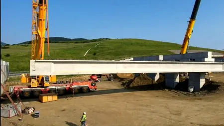 Imagini inedite de la montarea primei grinzi pe lotul 2 al AUTOSTRĂZII Sibiu-Pitești. Sorin Grindeanu: „Sunt necesare 1050 de grinzi din beton”