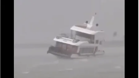 O ambarcațiune cu 53 de pasageri s-a RĂSTURNAT într-o destinație populară din Vietman. Cel puțin 34 de persoane și-au pierdut viața