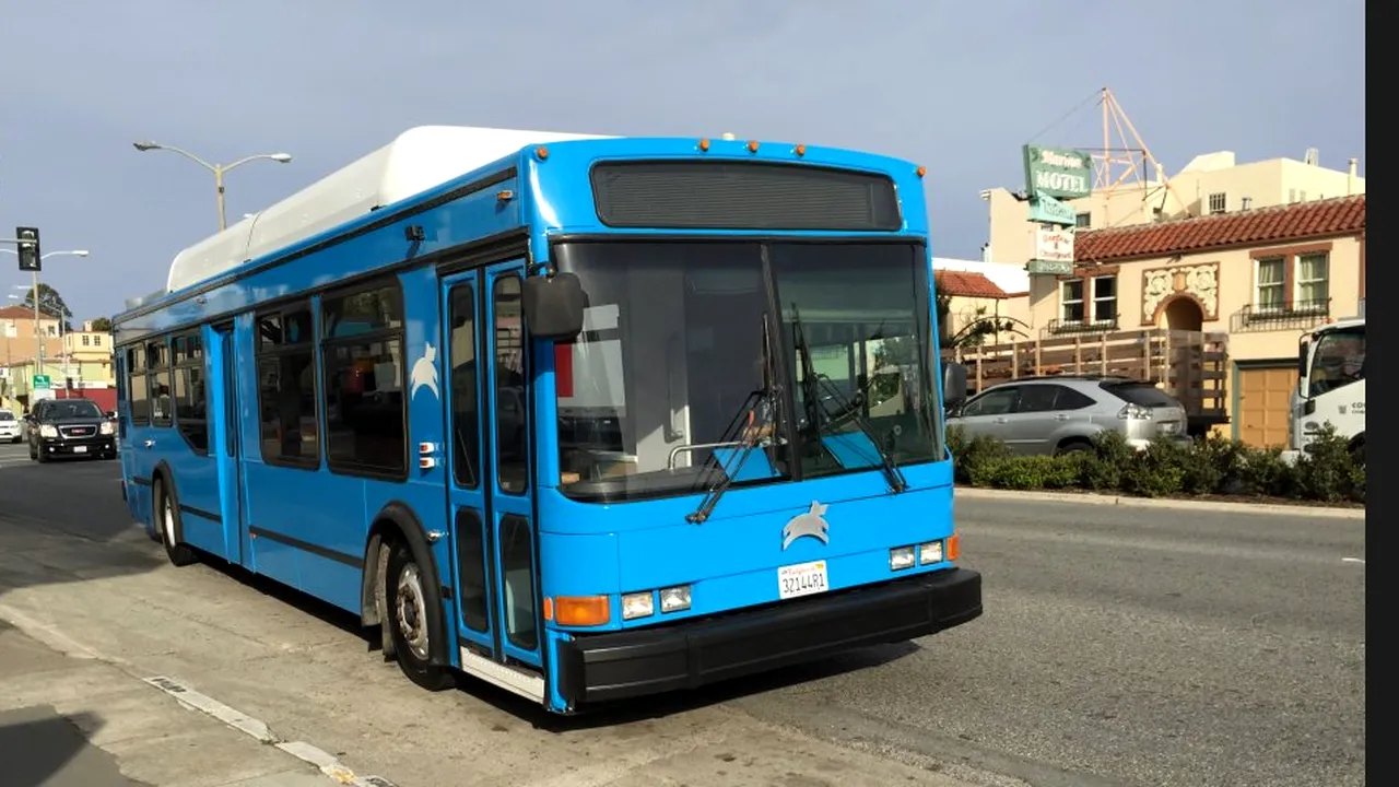 Cum arată INTERIORUL acestui autobuz aparent obișnuit. Biletul costă de aproape trei ori mai mult decât pe cursele clasice, dar experiența e „de neuitat