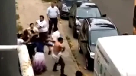 Zeci de romi s-au luat la BĂTAIE pe străzile unui orășel german. Martorii au filmat din casă scenele violente