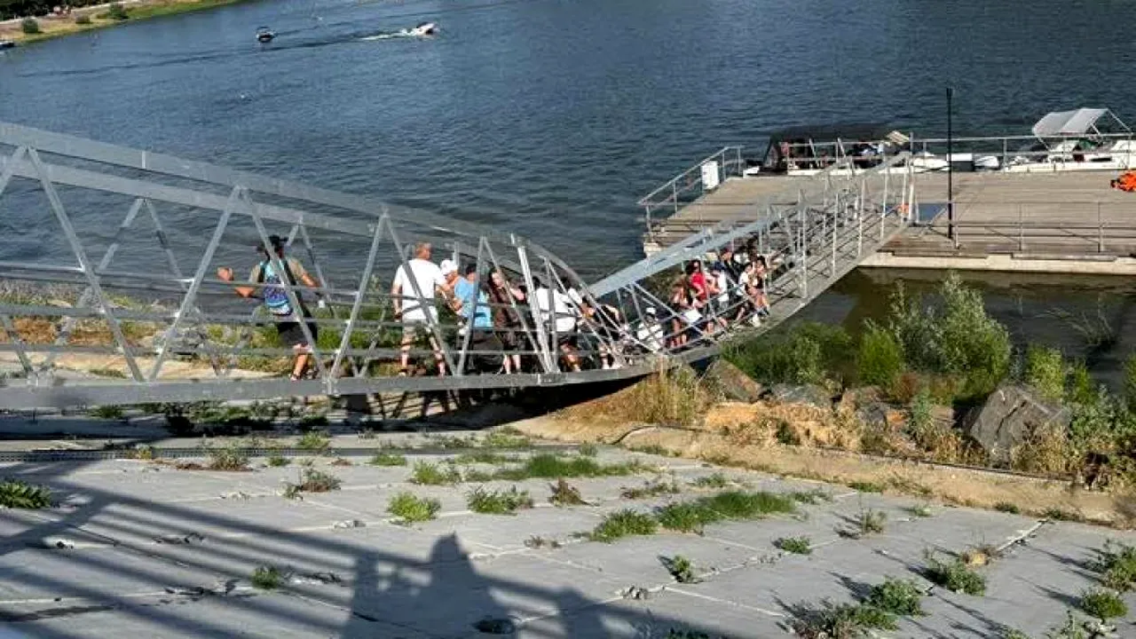 Incident grav la Călărași. O pasarelă de îmbarcare în port s-a rupt în timp ce pe ea se aflau zeci de persoane