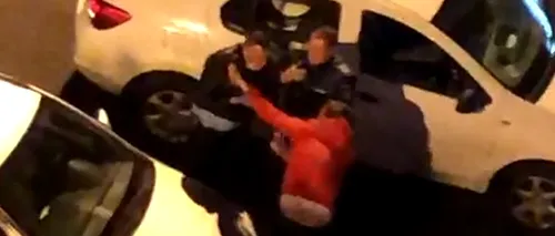 SCANDAL. Sindicaliștii din Poliție intervin în cazul polițistului filmat în timp ce bătea un tânăr fără declarație pe propria răspundere. „L-a scuipat și i-a rupt epoleții!”