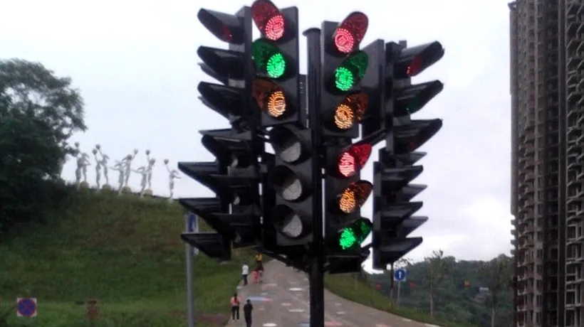 Semaforul care îi pune în dificultate pe șoferii dintr-un oraș din China