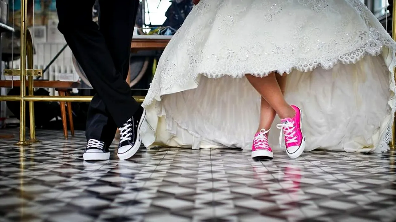 NUNTĂ ÎN PANDEMIE: mirele și mireasa la o distanță de un metru și jumătate!