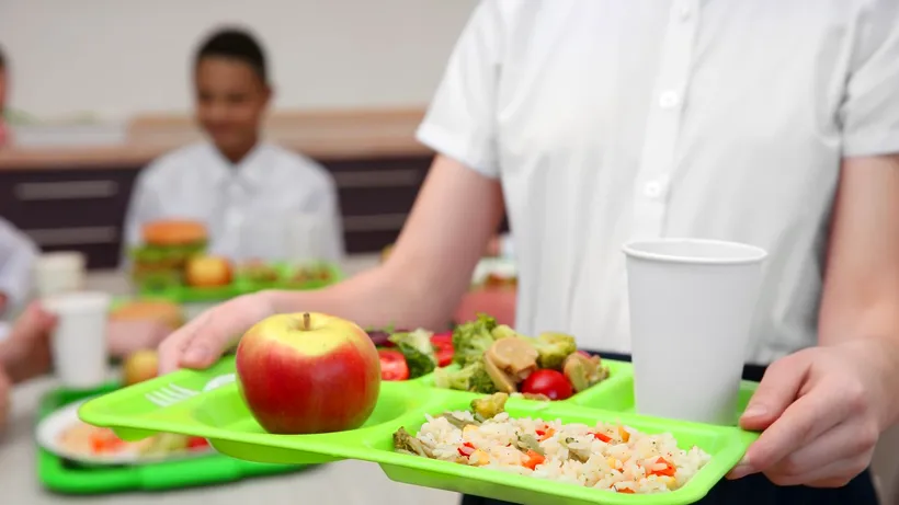 Meniul unui elev din programul „masă caldă”, care costă 15 lei: o chiflă, produse din carne și/sau brânzeturi, legume și un fruct