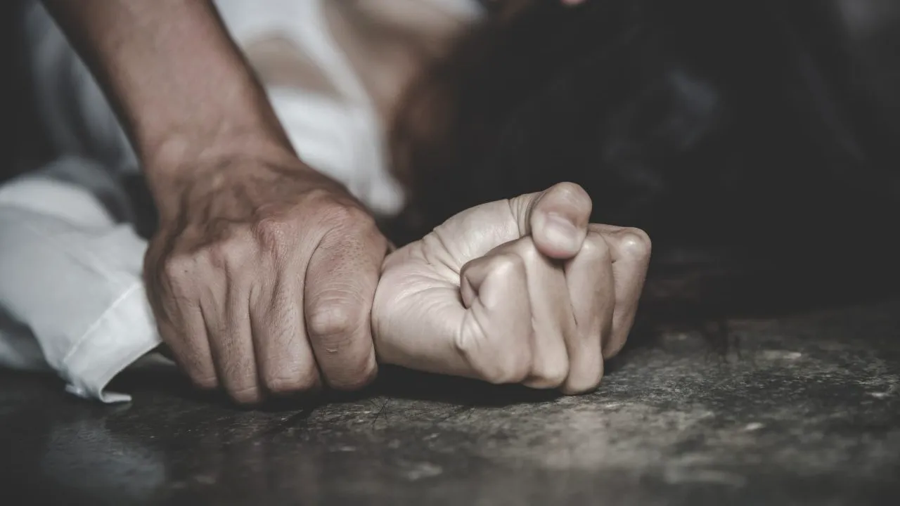 S-a dus în vizită la soția fratelui și a violat-o de față cu nepoții lui. Caz șocant la Iași