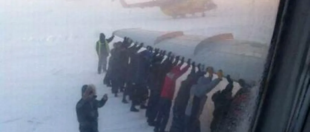 Rusia: Pasagerii unui avion, nevoiți să împingă aparatul de zbor pentru a-l ajuta să decoleze
