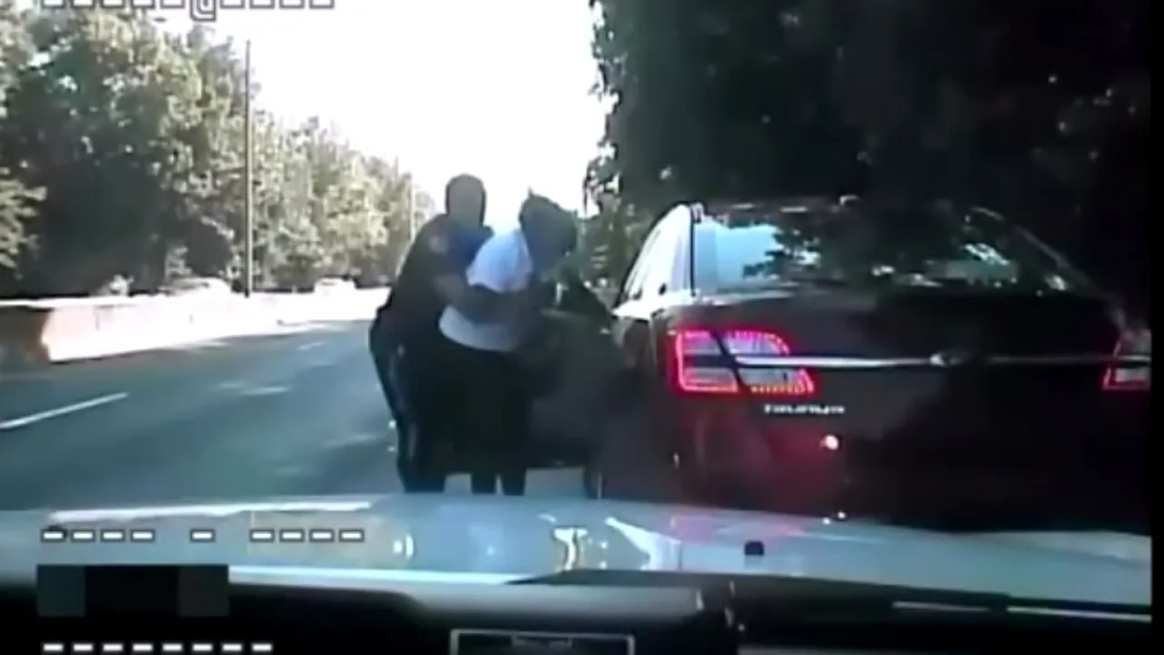 Polițistul a tras-o pe dreapta și i-a salvat viața. Ce pățise femeia din imagine