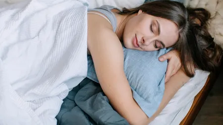 Alimentul pe care să îl consumi cu o oră înainte de culcare, pentru un somn odihnitor, recomandat de experți