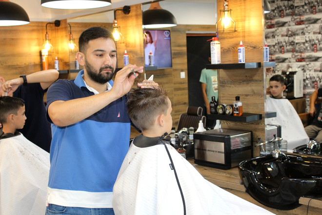 Alex Curt în barber shop-ul din Slatina