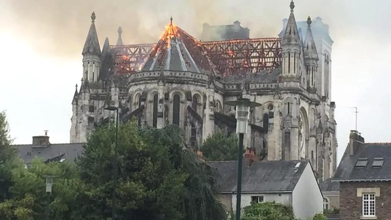 O bazilică din Nantes a fost cuprinsă de flăcări. 