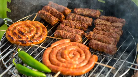 Românii și pregătirile pentru Ziua Muncii. Micul, regele absolut al mesei de 1 MAI