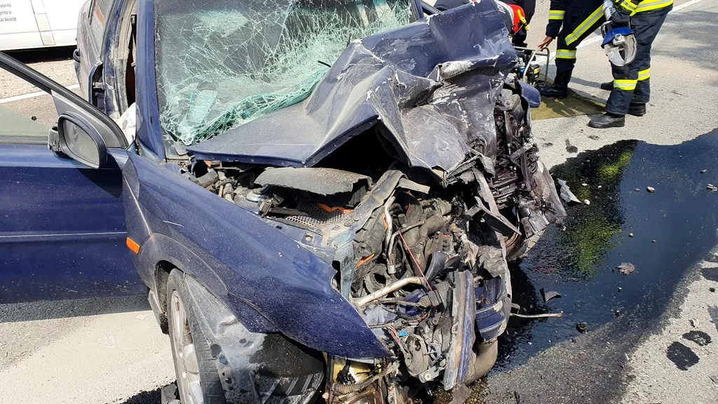Carambol între două mașini și un TIR, pe un drum din județul Vâlcea. O persoană a murit și alta a fost rănită