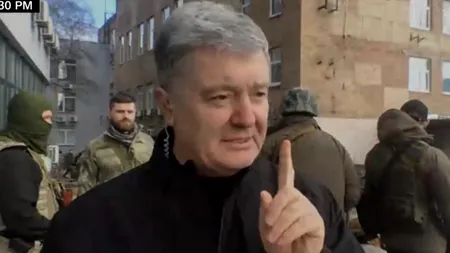 Fostul președinte al Ucrainei, Petro Poroșenko, cu arma în mână pe străzile din Kiev: „Putin nu va cuceri Ucraina”