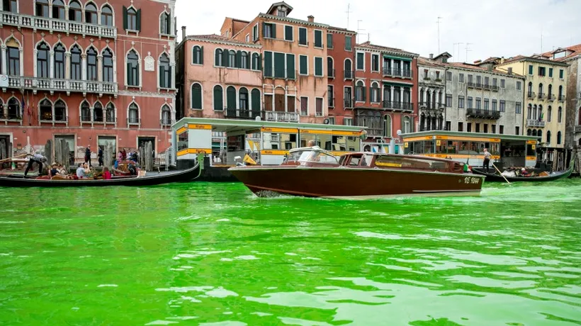 Fenomen ciudat în Italia. O porțiune din apa canalului central al Veneției a devenit verde fluorescent. Ce EXPLICAȚII au găsit italienii