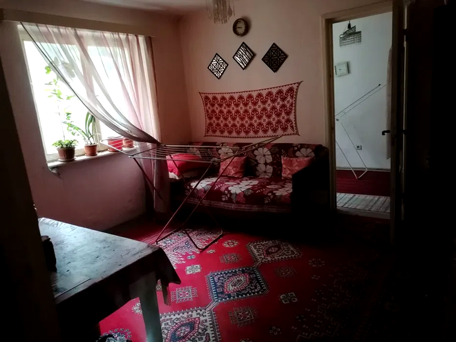 Localitatea din România în care poți cumpăra un apartament cu două camere cu doar 6.000 de euro. Se vinde mobilat! / Sursa foto: OLX