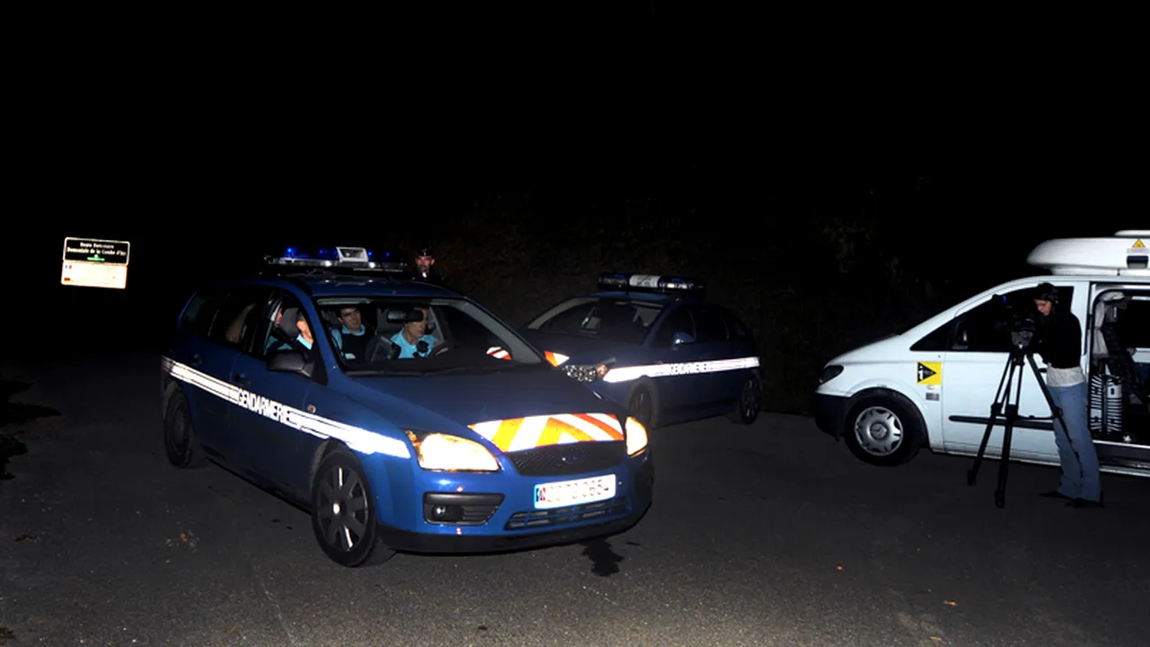 O fetiță în vârstă de patru ani a fost găsită nevătămată la opt ore după incidentul armat din Franța. Copilul a stat ascuns în mașina în care au fost uciși membrii familiei sale