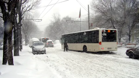 RATB dă vina pe mașinile parcate neregulamentar pentru întârzierile mari la tramvaie și troleibuze