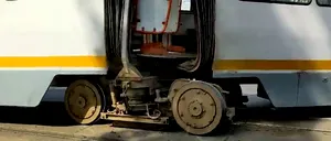 VIDEO | Un tramvai a deraiat și s-a rupt în două în Capitală