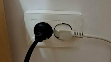 Electrocasnicele CONSUMĂ curent chiar și închise, când sunt lăsate în priză. Cum s-ar putea reduce factura anuală