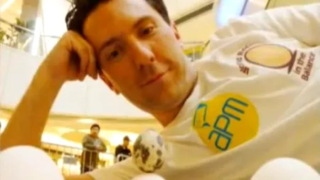 Talentul neobișnuit al acestui bărbat. Ce poate face cu ouăle