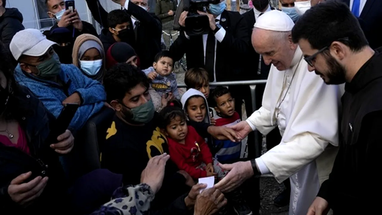 Papa Francisc, lecții tulburătoare de smerenie. A sărutat picioarele refugiaților musulmani și a 12 femei încarcerate
