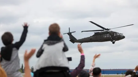 BIAS 2022 | Peste 100 de aeronave şi aproape 150 de piloţi și parașutiști civili şi militari, la cel mai mare show aviatic din România (GALERIE FOTO)