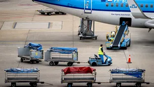 Directorii unei companii aeriene, puși să încarce și să descarce bagajele unor turiști / Unde s-a întâmplat