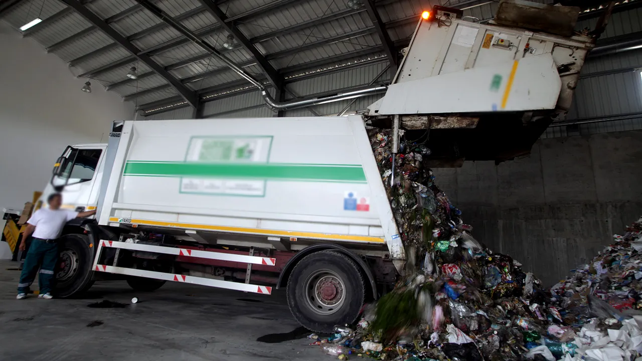 Un gunoier britanic, stupefiat de lucrurile pe care oamenii le aruncă în pubele. Ce îngroapă englezii la fundul tomberonului