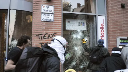 Violențe la un protest în Franța după ce un tânăr a murit în confruntările cu forțele de ordine