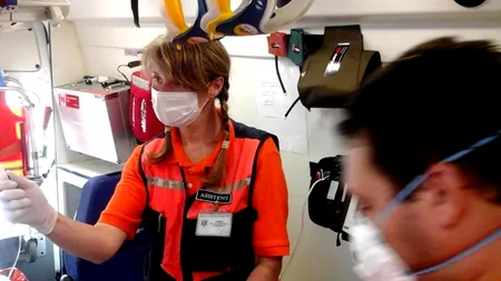 O RECUNOAȘTEȚI? Un fost model de succes este acum asistent medical pe ambulanță și luptă împotriva coronavirusului