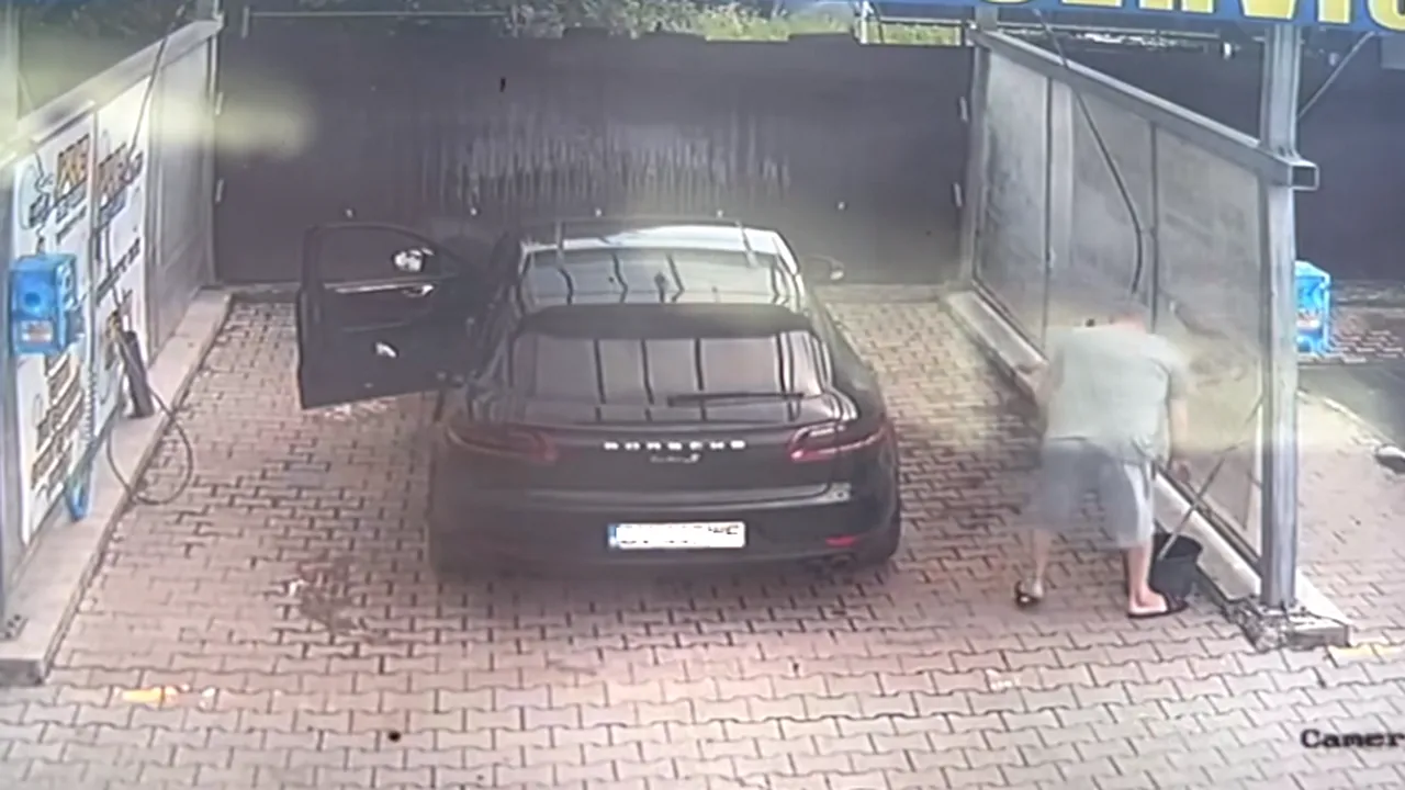 Gest incredibil al șoferului cu Porsche, din Braşov, care a „împrumutat” un mop şi o găleată dintr-o spălătorie auto. Ce a putut face