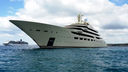 GALERIE FOTO | Celebrul iaht de 600 milioane de dolari al oligarhului rus Alişer Usmanov, confiscat de Germania. Trofeele miliardarilor ruși, „vânate” de un grup operativ transatlantic
