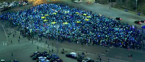 Proteste în Piața Victoriei: Manifestanții au făcut steagul Uniunii Europene din hârtii colorate 