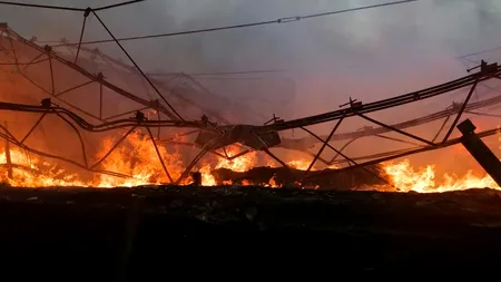 FOTO-VIDEO | Un incendiu puternic a cuprins mai multe hale cu mase plastice din Buzău. A fost emis mesaj RO-Alert