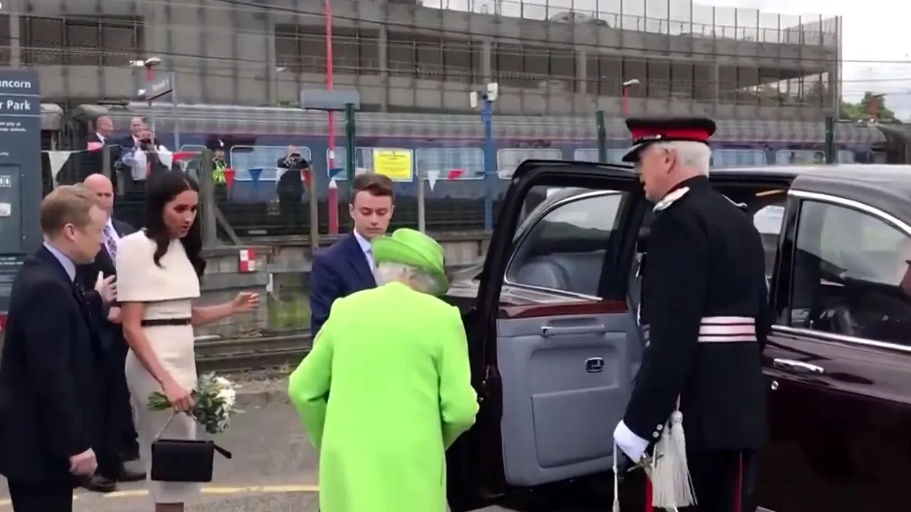 Meghan Markle, analizată dur de presă, la prima vizită oficială alături de Regina Elizabeta a II-a. Momentul de confuzie comentat de toată lumea