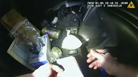 Tată îndurerat, umilit de polițiști în Illinois. Au scotocit în urna cu cenușa fiicei sale, în căutare de droguri: „Dă-mi-o înapoi, omule! Acolo este copilul meu”