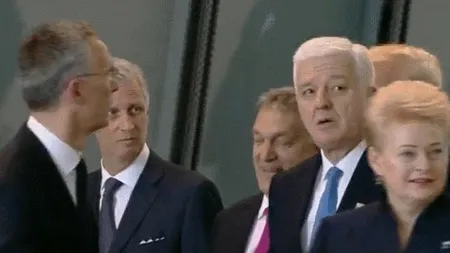 Gest grosolan al lui Donald Trump la summitul NATO: îl îmbrâncește pe premierul Muntenegrului pentru a ajunge primul în față