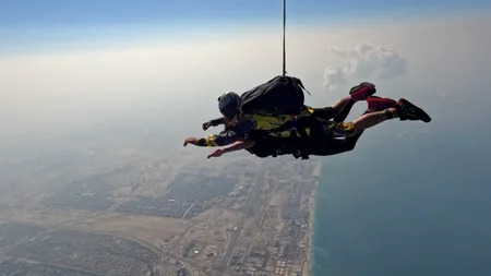 Sexy-doctorița a SĂRIT cu parașuta! FOTO