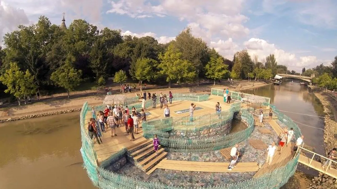 Timișorenii vor să intre în Cartea Recordurilor cu un pod construit din sticle de plastic. GALERIE FOTO