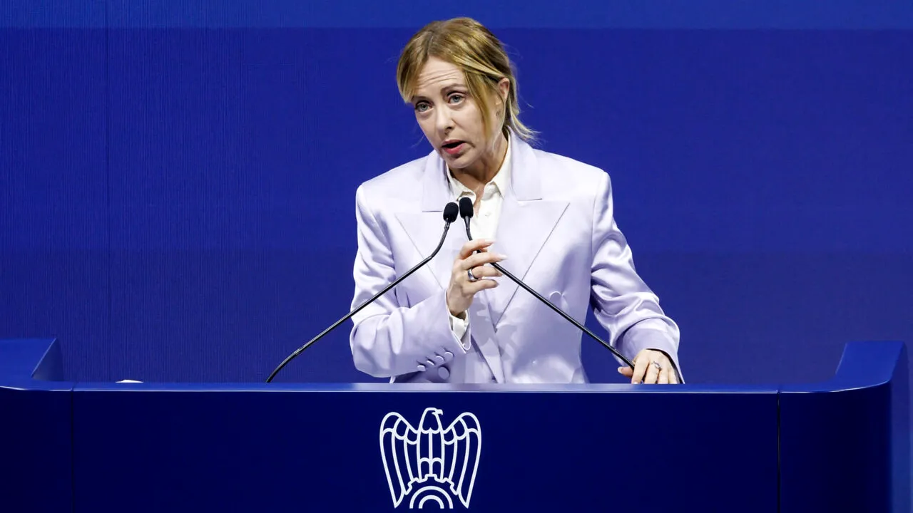 Italia plănuiește să rescrie manualele de fizică. De ce vrea Guvernul Giorgiei Meloni să schimbe denumirea oficială a „voltului” în „volta”