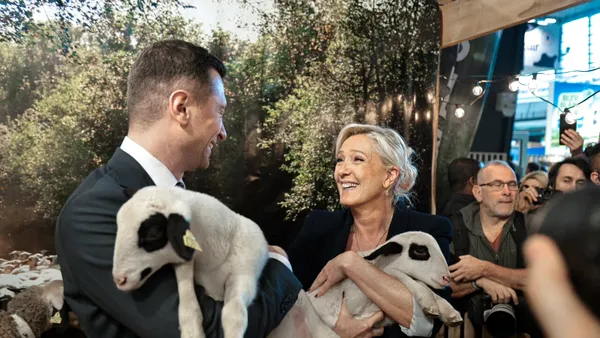 Le Pen și Bardella, „vedetele“ extremei drepte din Franța, fac „spectacol” la Salonul Agricol de la Paris. Cum s-au fotografiat cei doi politicieni