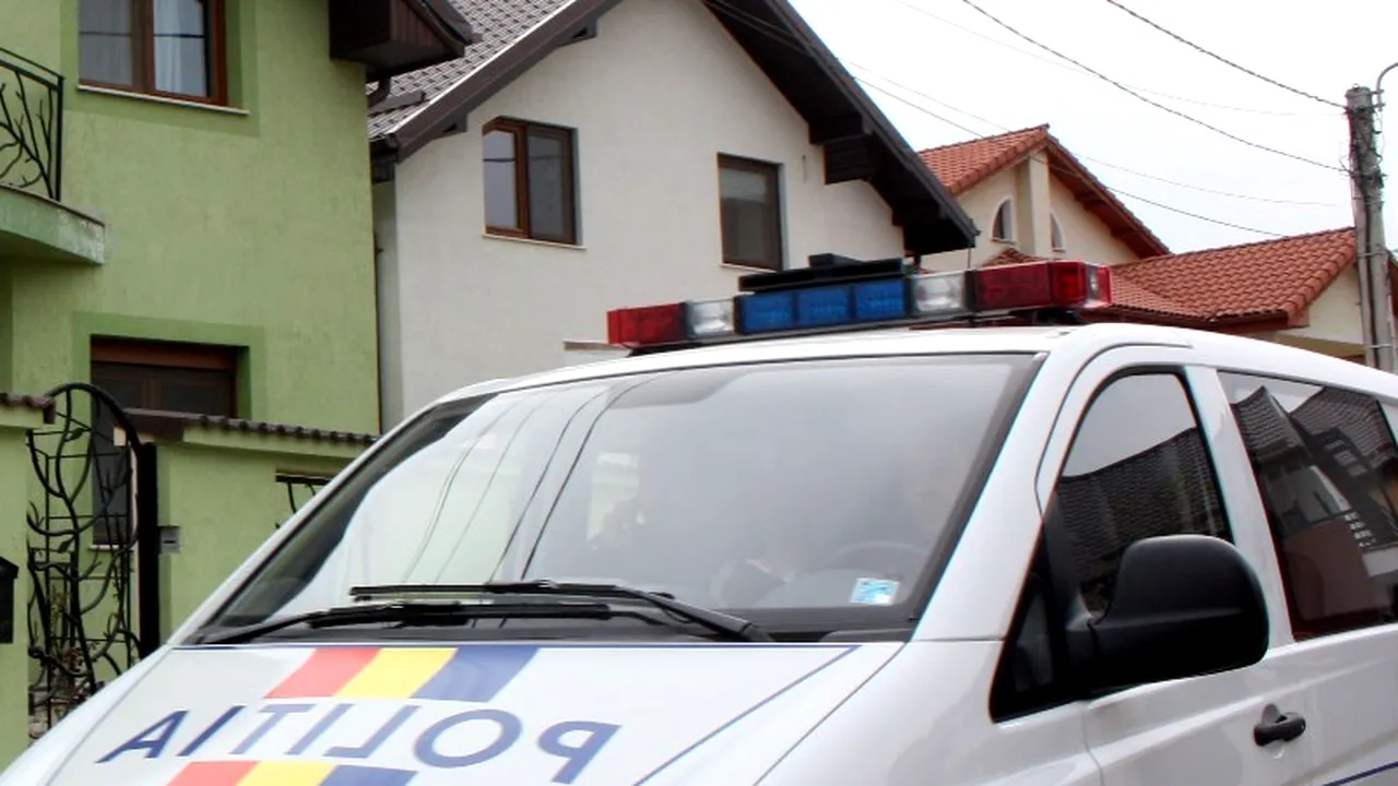 Un bărbat a fost ridicat de polițiști de la o petrecere, după ce a încercat să-i lovească